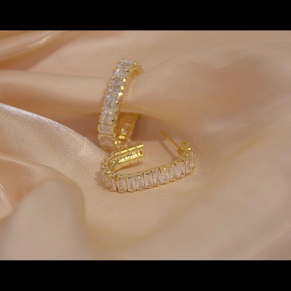 🌸Host Pick🌸 14 K Gold Plated Round Diamond Earrings - Picture 5 of 6